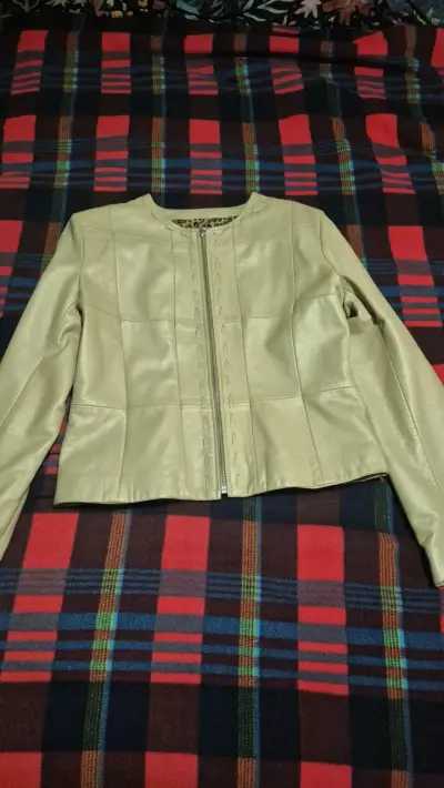 Chaqueta de cuero beige para mujer - miniatura 1