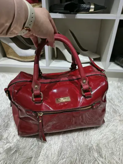 Cartera Gacel rojo charol con detalles dorados - miniatura 1