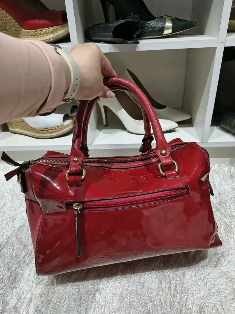 Cartera Gacel rojo charol con detalles dorados - 2