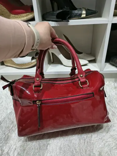Cartera Gacel rojo charol con detalles dorados - miniatura 2