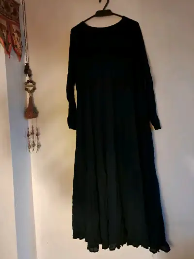 Vestido largo negro elegante para mujer - miniatura 1