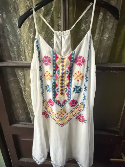 Vestido blanco con bordado colorido bohemio - miniatura 1