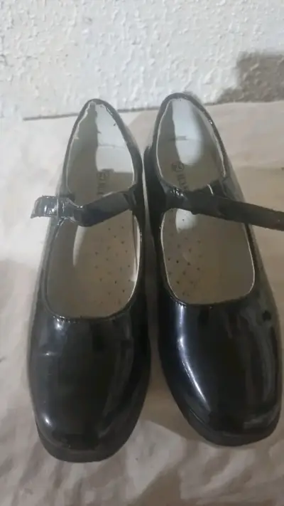 Zapatos de charol negros para niña - miniatura 1
