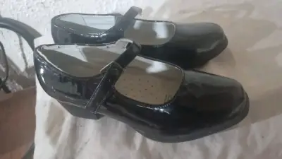 Zapatos de charol negros para niña - miniatura 2