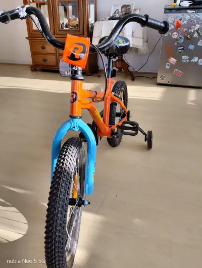 Bicicleta infantil naranja con ruedas de entrenamiento - miniatura 1