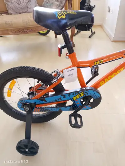 Bicicleta infantil naranja con ruedas de entrenamiento - miniatura 2