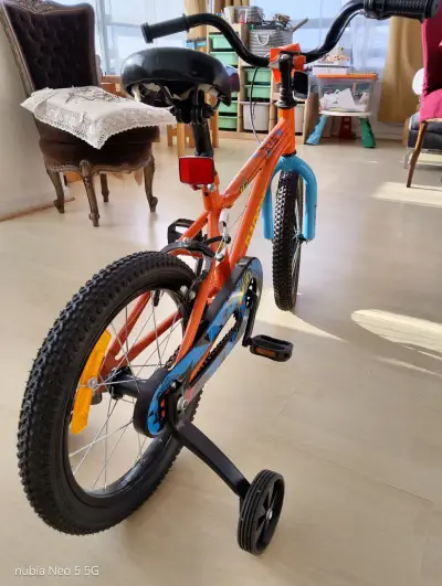 Bicicleta infantil naranja con ruedas de entrenamiento - miniatura 3