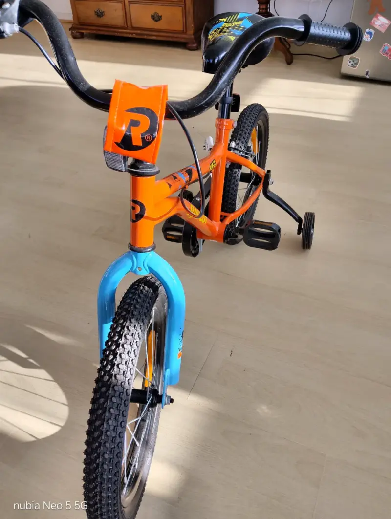 Bicicleta infantil naranja con ruedas de entrenamiento - 4