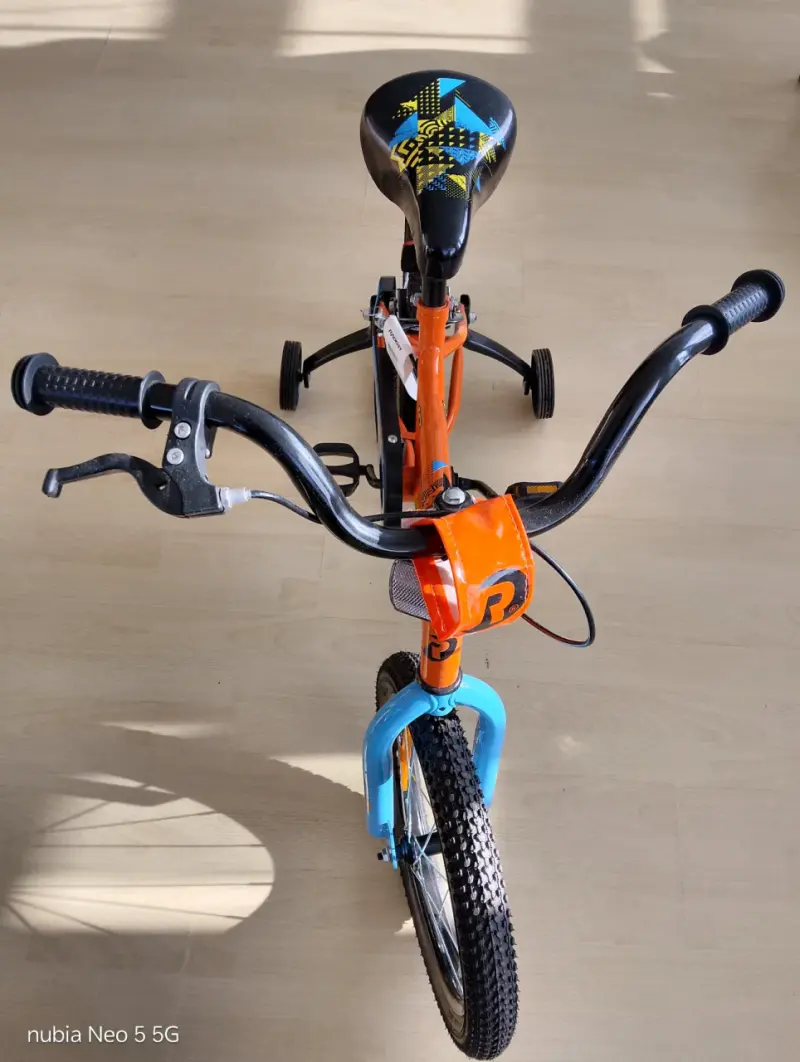 Bicicleta infantil naranja con ruedas de entrenamiento - 5