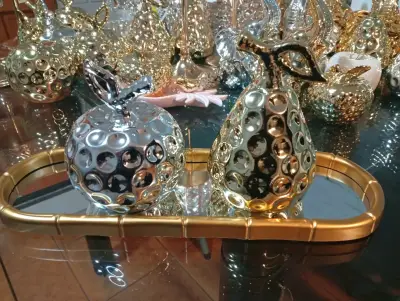 Decoración de mesa frutal en metal dorado y plateado - miniatura 1