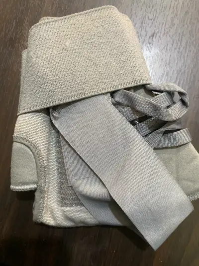 Tobillera ortopédica ajustable gris - miniatura 3