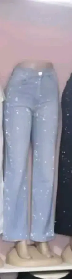 Jeans anchos de mezclilla azul claro con detalles desgastados - miniatura 1