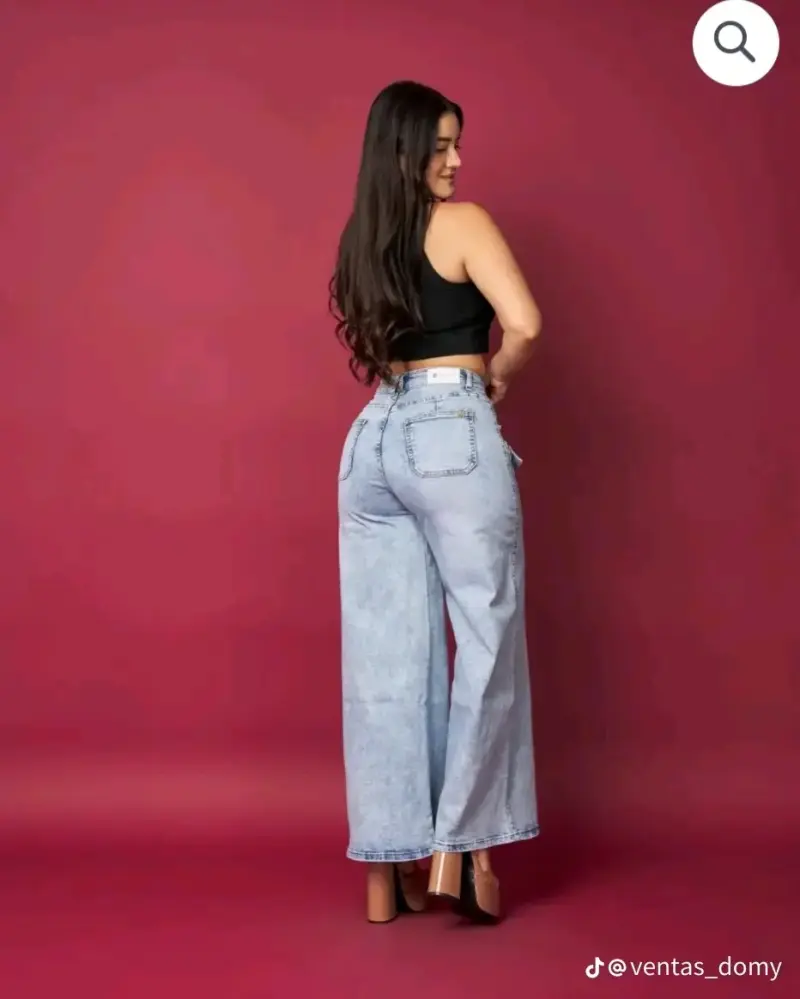 Jeans anchos de mezclilla azul claro con detalles desgastados - 2
