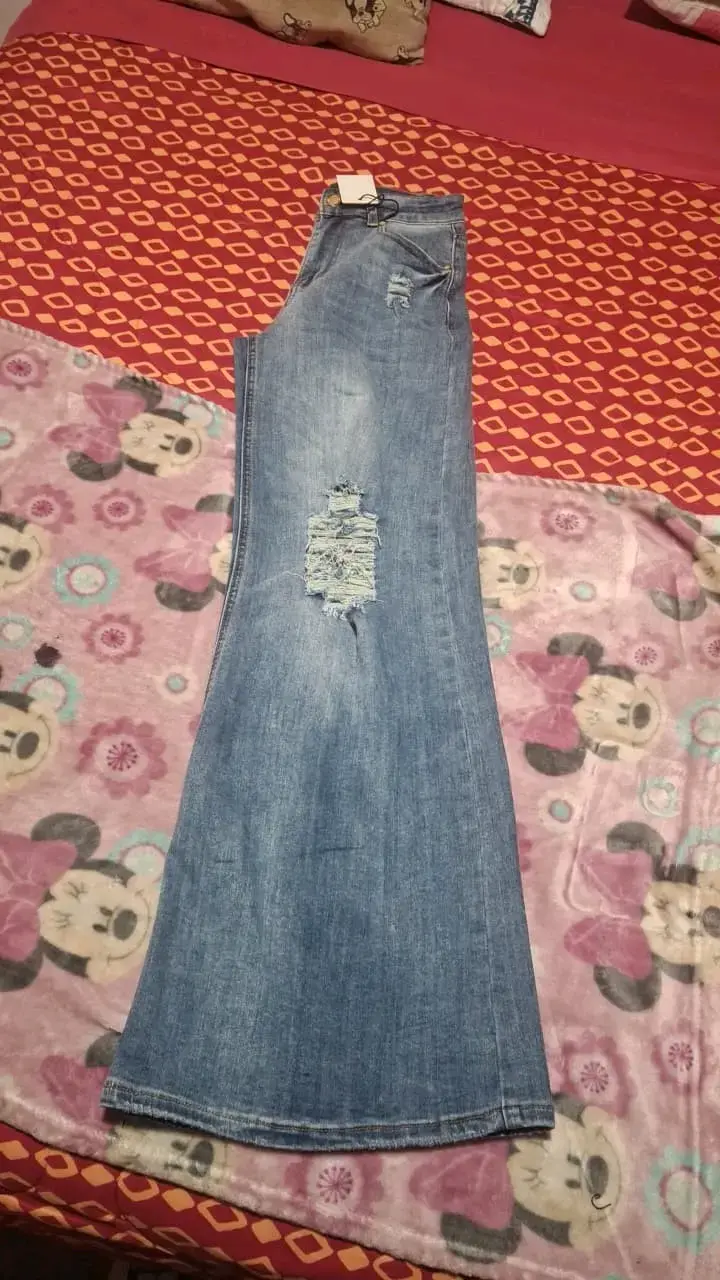 Jeans anchos de mezclilla azul claro con detalles desgastados - 4