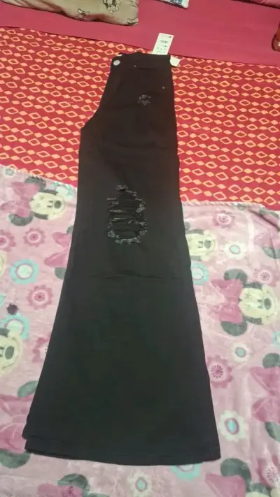 Jeans anchos de mezclilla azul claro con detalles desgastados - miniatura 5