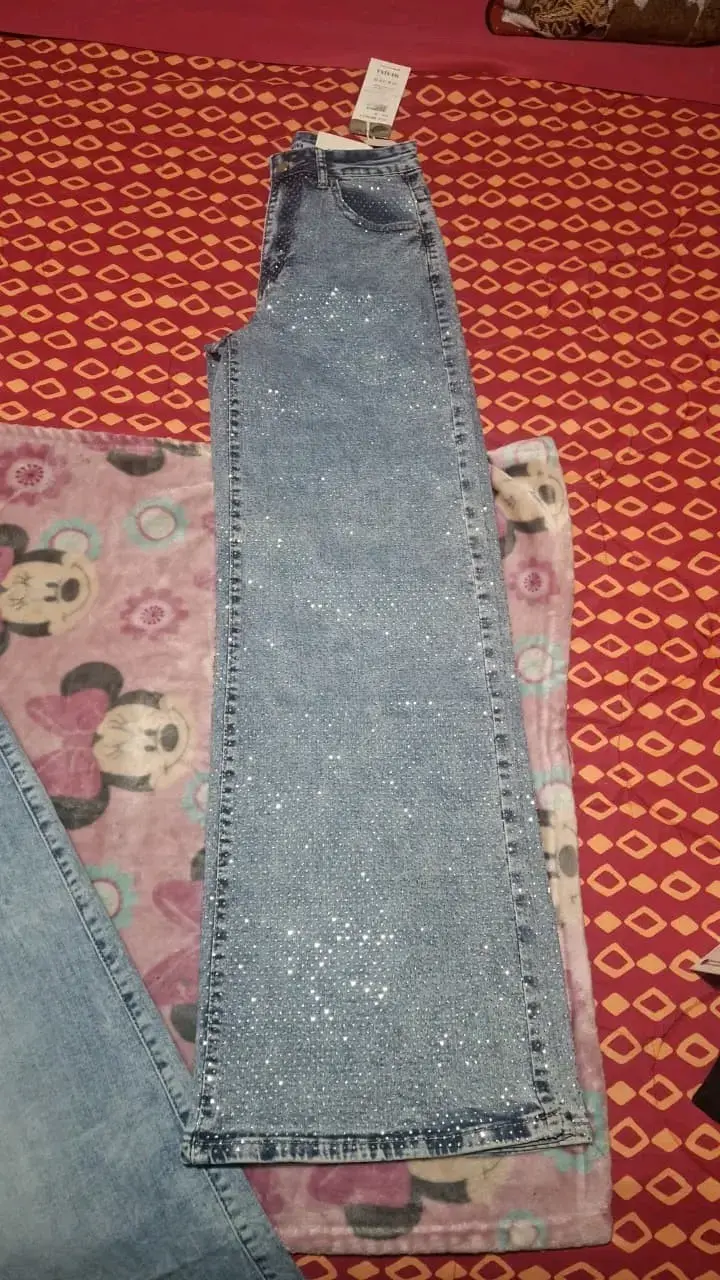 Jeans anchos de mezclilla azul claro con detalles desgastados - 6