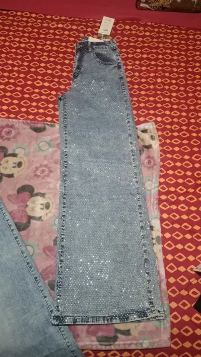 Jeans anchos de mezclilla azul claro con detalles desgastados - miniatura 6
