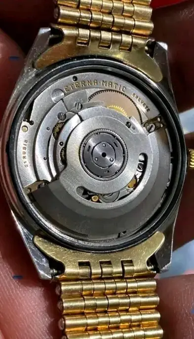 Reloj automático dorado con calendario - miniatura 2