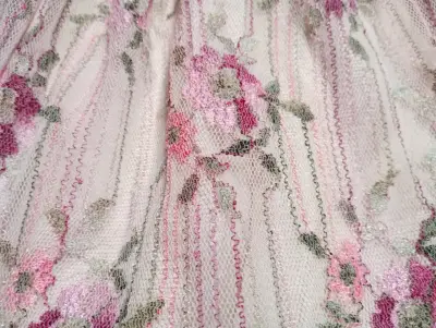 Falda o top de encaje floral rosa con volantes - miniatura 3