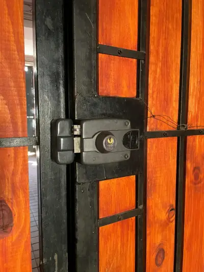 Portón de madera y metal con cerradura eléctrica - miniatura 2