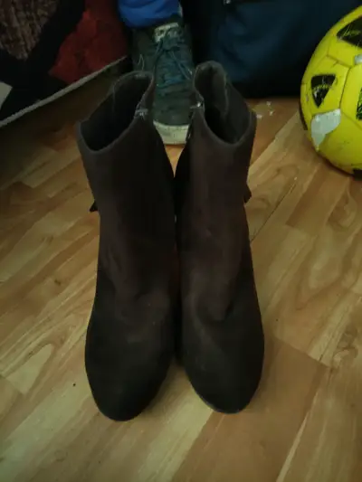 Botines de gamuza marrón con cierre lateral - miniatura 1