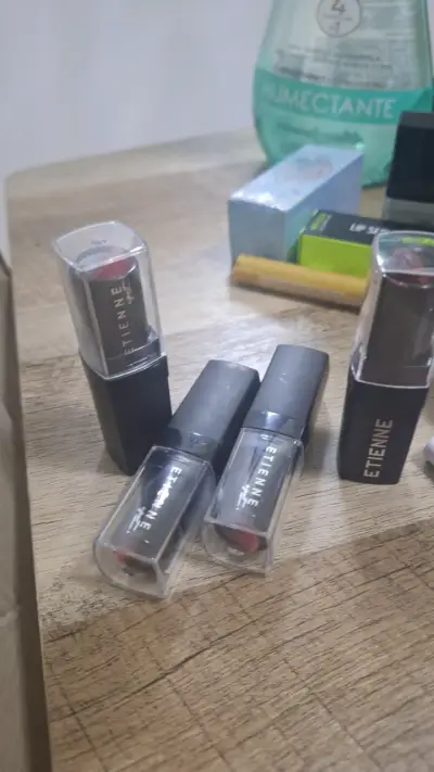 Set de maquillaje Etienne con labiales y sombras - miniatura 1