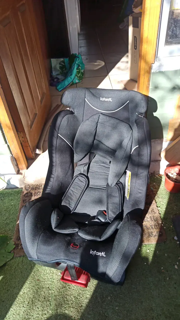 Silla de auto para bebé Infanti negra - 1