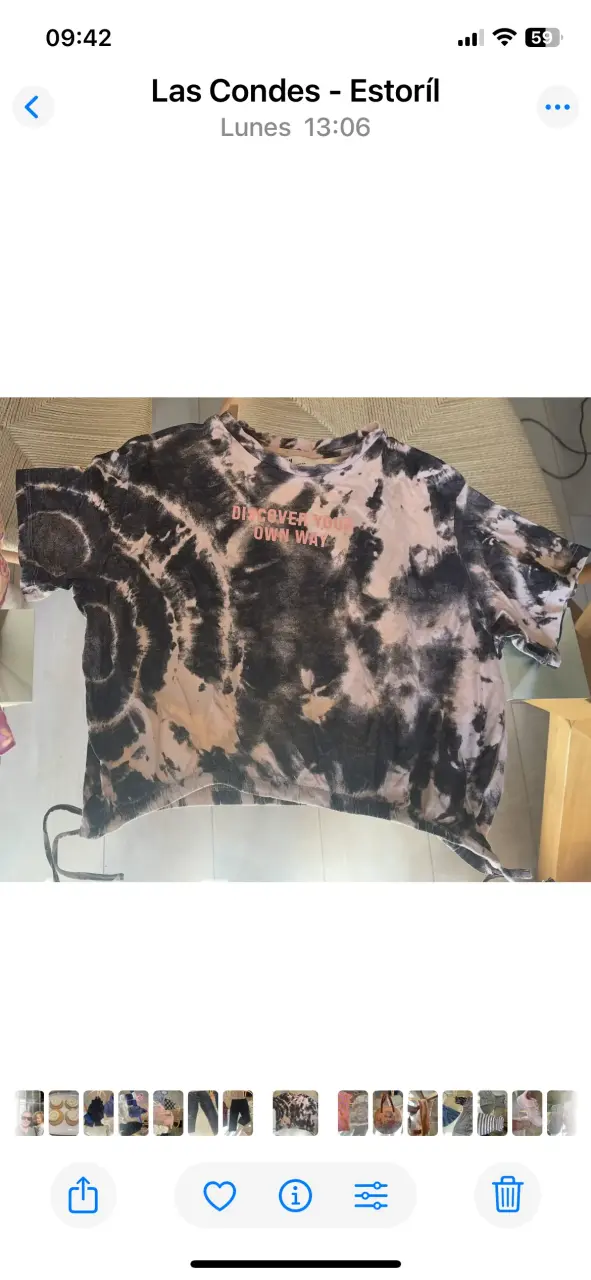 Polera tie-dye con mensaje 'Discover Your Own Way'