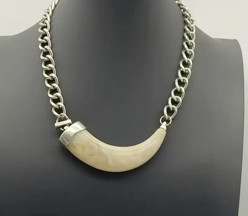 Collar de cadena con colgante de cuerno