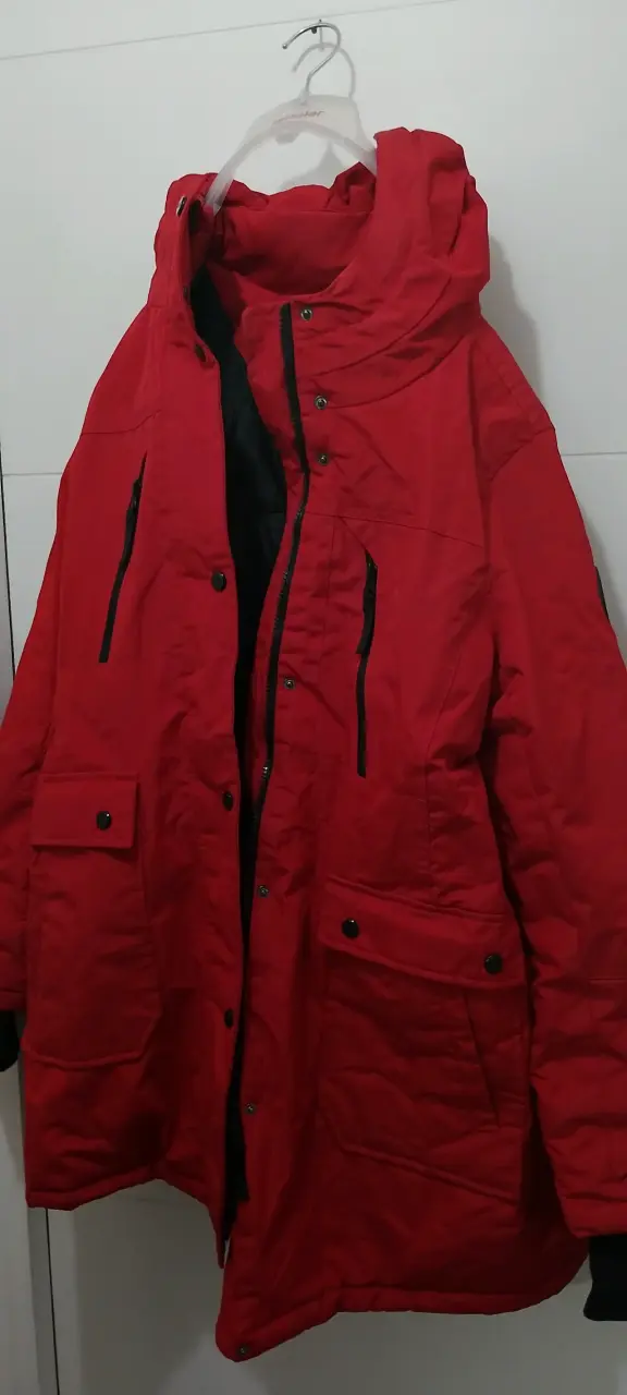 Parka roja con capucha y bolsillos - 1