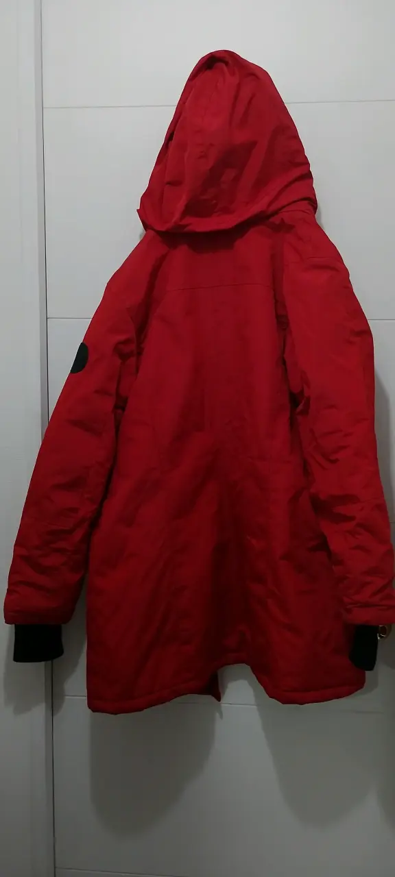 Parka roja con capucha y bolsillos - 2