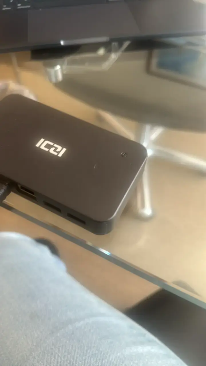 Hub USB-C ICZI con múltiples puertos - 1