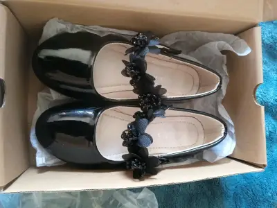 Zapatos de charol negro con flores para niña - miniatura 1