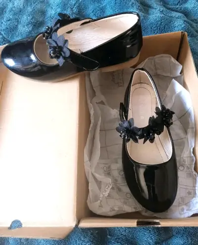 Zapatos de charol negro con flores para niña - miniatura 2