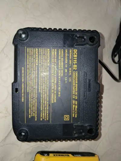 Cargador y batería DeWalt DCB115 12V/20V - miniatura 2