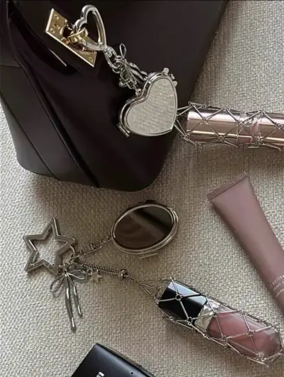 Llavero portalabial con espejo y charms - miniatura 2