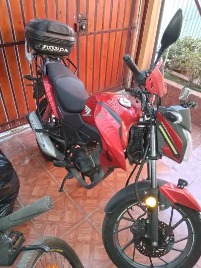 Moto Honda roja con baúl trasero - miniatura 1