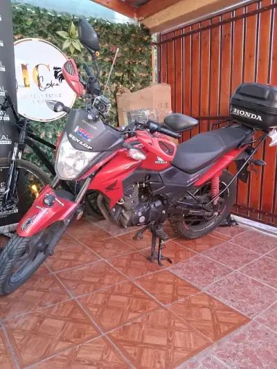Moto Honda roja con baúl trasero - miniatura 2