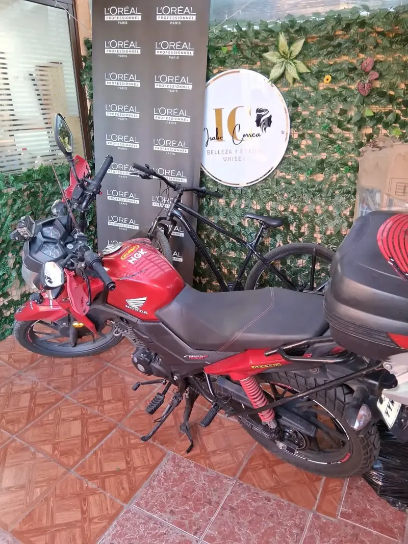 Moto Honda roja con baúl trasero - 3