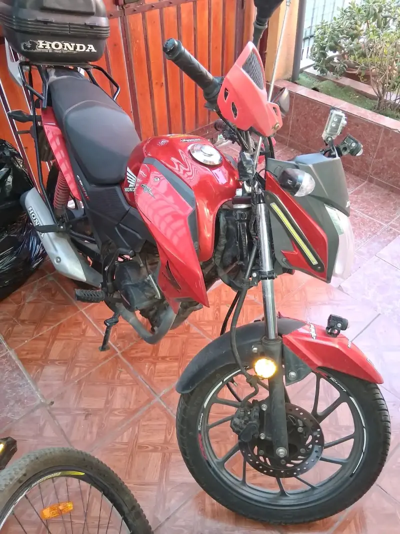 Moto Honda roja con baúl trasero - 4