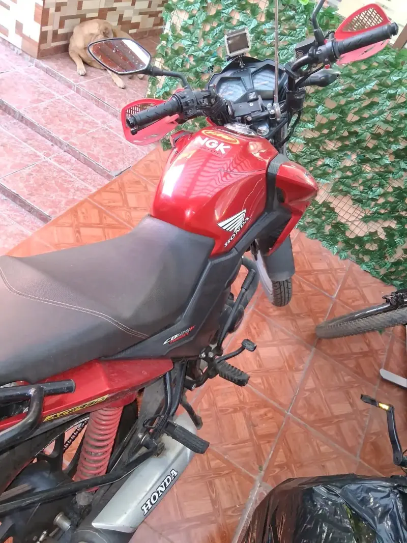 Moto Honda roja con baúl trasero - 5