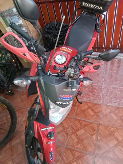 Moto Honda roja con baúl trasero - miniatura 6
