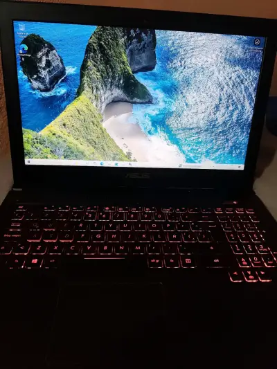 Laptop ASUS con teclado retroiluminado y stickers - miniatura 1