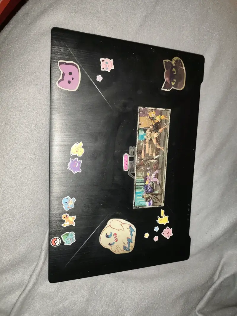 Laptop ASUS con teclado retroiluminado y stickers - 2