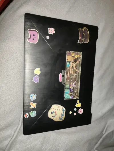 Laptop ASUS con teclado retroiluminado y stickers - miniatura 2