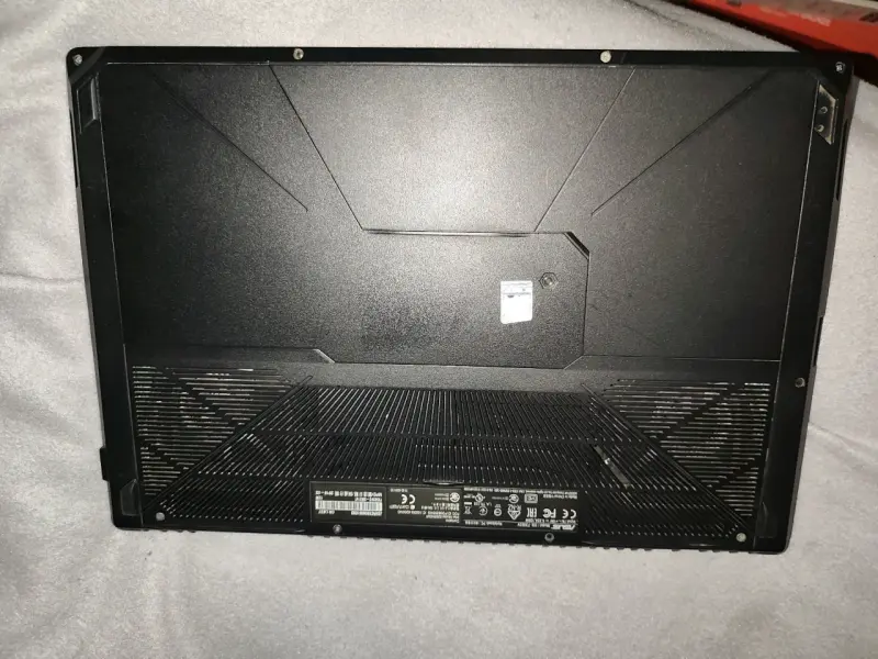 Laptop ASUS con teclado retroiluminado y stickers - 3
