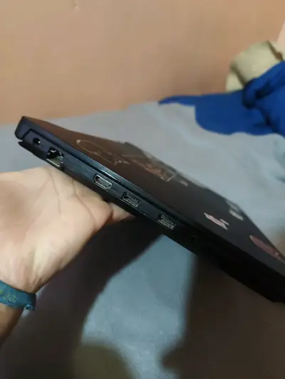 Laptop ASUS con teclado retroiluminado y stickers - miniatura 4
