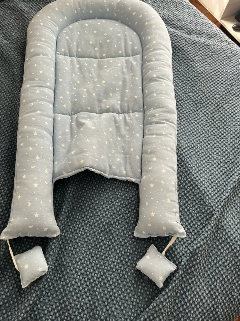 Cojín reductor para cuna de bebé azul con estrellas - 1
