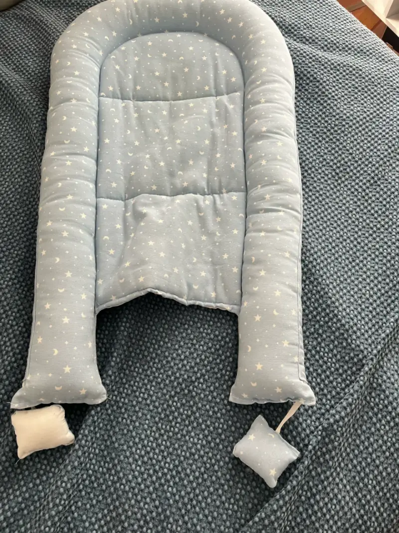 Cojín reductor para cuna de bebé azul con estrellas - 2