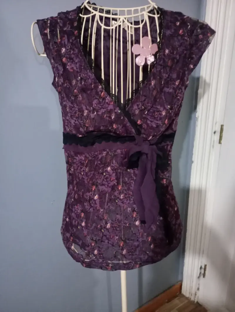 Blusa de encaje morada con lazo floral - 1